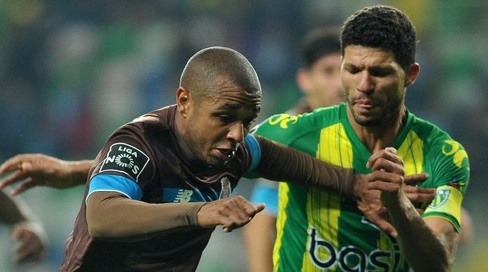 El futbolista del Oporto Brahimi pelea por un balón con un rival del Tondela. FCPorto