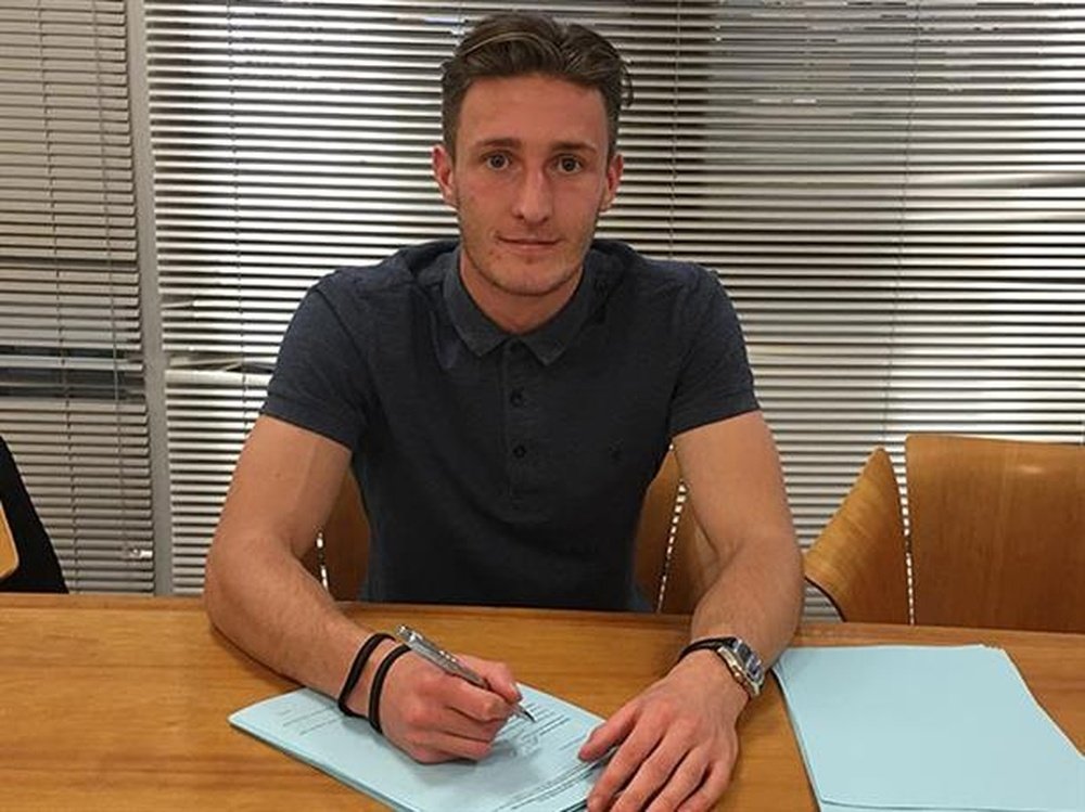 El futbolista del Preston north End Ben Davies, en el momento de firmar su nuevo contrato con el club inglés. PNEFC