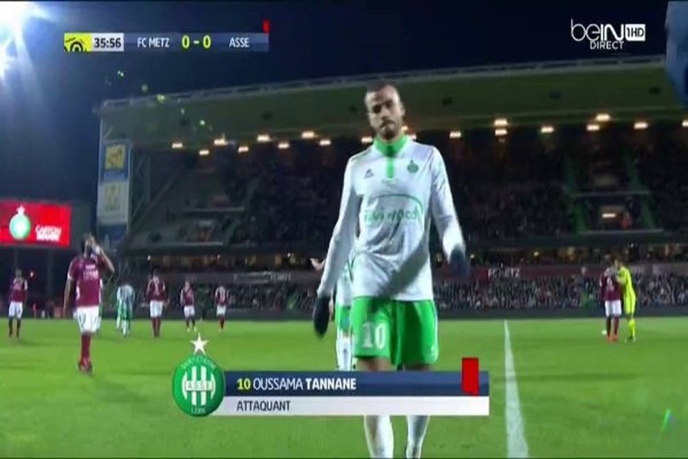 El futbolista del Saint Etienne Oussama Tannane abandona el terreno de juego tras ver dos amarillas en apenas 60 segundos. BeInSports