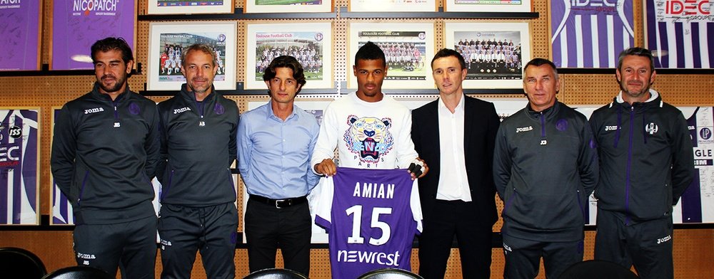 El futbolista del Toulouse Kelvin Amian Adou, durante la firma de su primer contrato como profesional. TFC