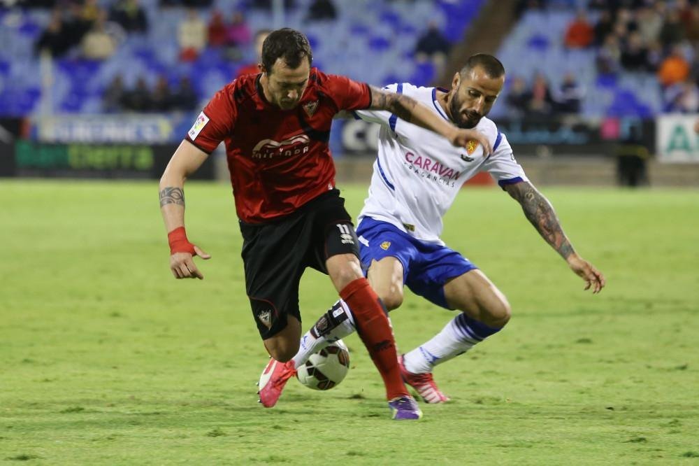 El futbolista del Zaragoza Mario Abrante pelea por un balón en un partido contra el Mirandés. Twitter