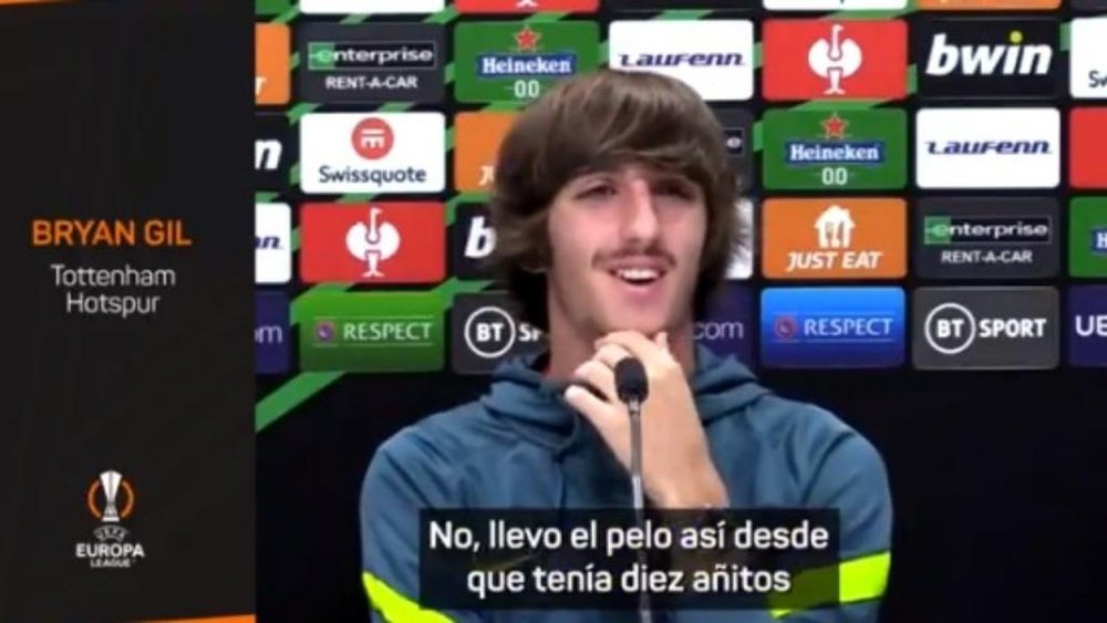 Y la pregunta por el peinado de Bryan Gil llegó por fin. Twitter/UEFA