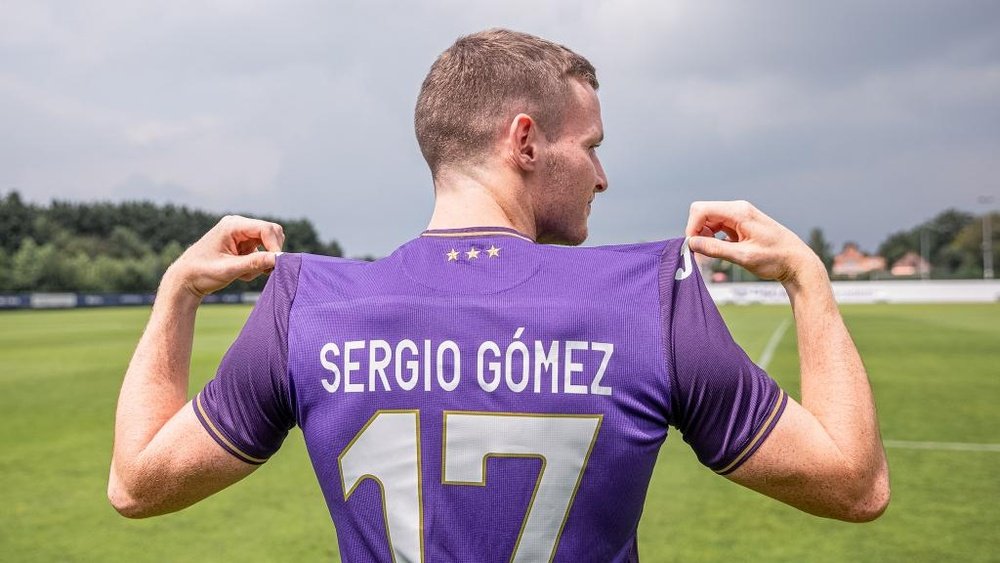 Sergio Gómez continuará su carrera en Bélgica. Twitter/rscanderlecht