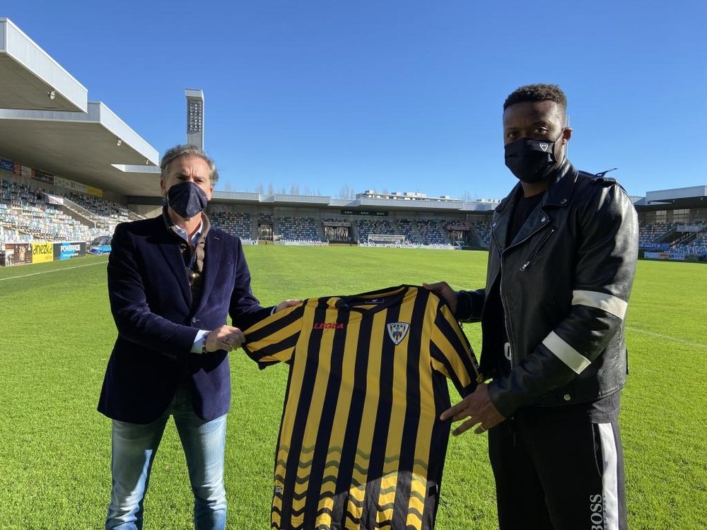 Dimitry Imbongo jugará hasta fin de temporada en el Barakaldo. Twitter/Dimitry Imbongo