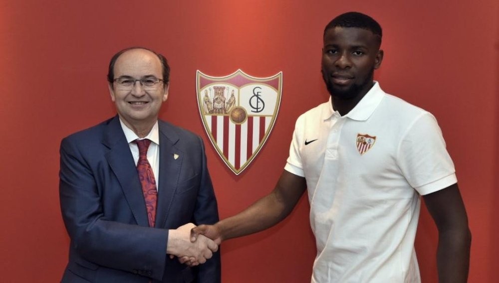 Amadou ya es jugador del Sevilla. Twitter/SevillaFC