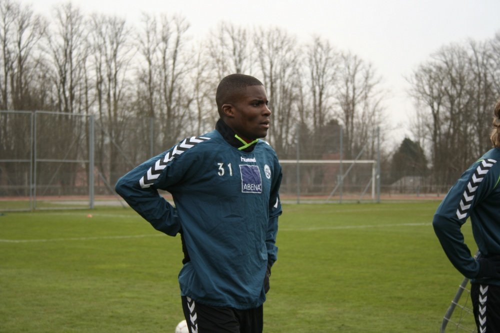 El futbolista ghanés Francis Dickoh, en su primer entrenamiento con el SonderjyskE. Soenderjyske