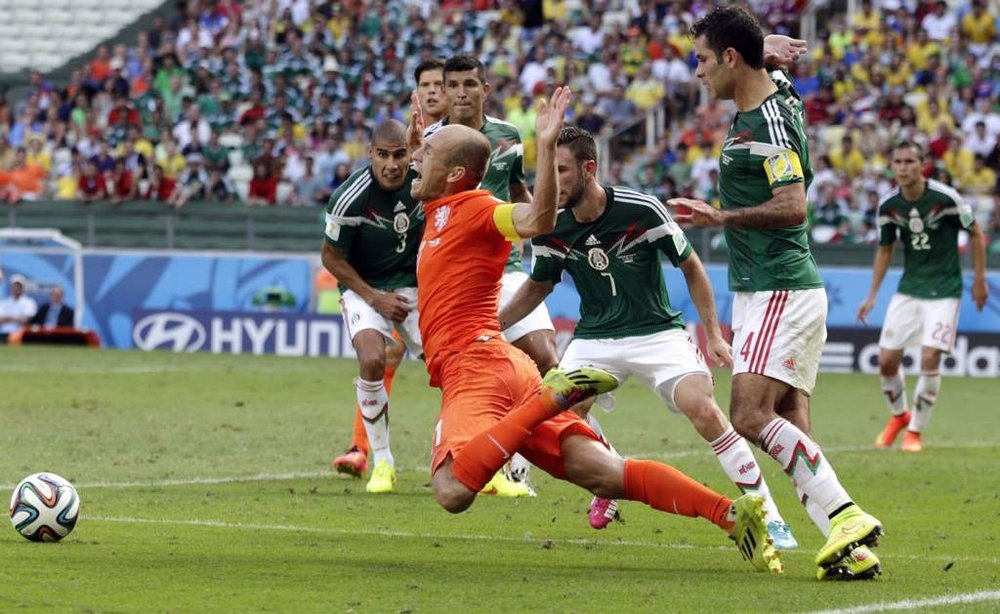 Robben protagonizó un infame piscinazo en el Holanda-México de octavos. AFP/Archivo