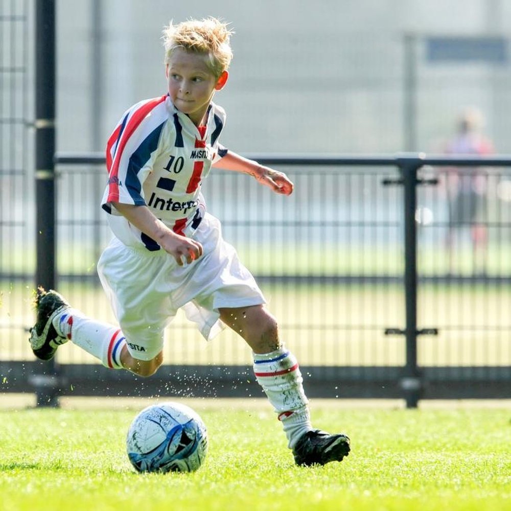 Frenkie de Jong dio sus primeras patadas al balón en el Willem II. Twitter/WillemII