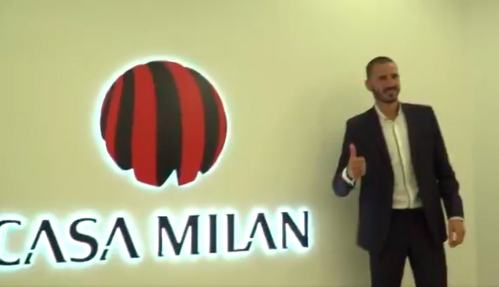 Leonardo Bonucci ya está en las oficinas del Milan. Twitter/ACMilan