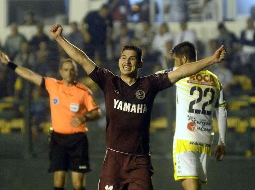 El futbolista Jorge Valdez, nuevo jugador del Gimnasia y Esgrima a préstamo de Lanús, en un encuentro de este último. Twitter