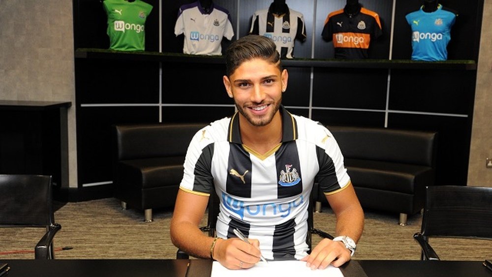 El futbolista marroquí Achraf Lazaar, en el momento de firmar su nuevo contrato con el Newcastle. NUFC