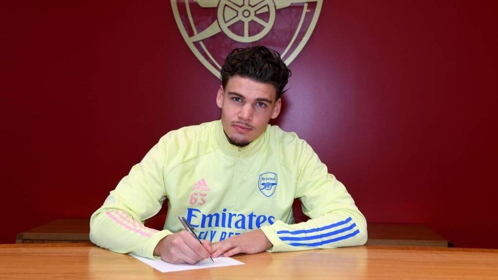 Omar Rekik signe à Arsenal. Arsenal