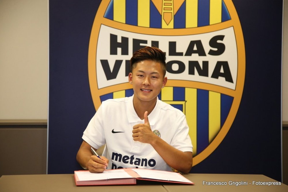 Lee Seung-woo, otro futbolista formado en La Masia que abandona el club. Twitter/HellasVeronaFC