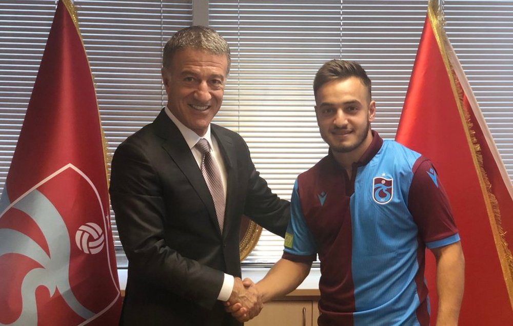 Yusuf Sari s'est engagé pour trois saisons avec sa nouvelle équipe. Twitter/Trabzonspor