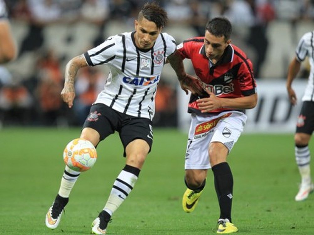 El futbolista uruguayo Cristian González, en un partido de Libertadores con el Danubio ante el Corinthians. EFE