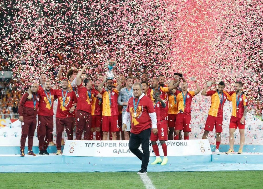 Belhanda le da la triple corona turca al Galatasaray. Galatasaray