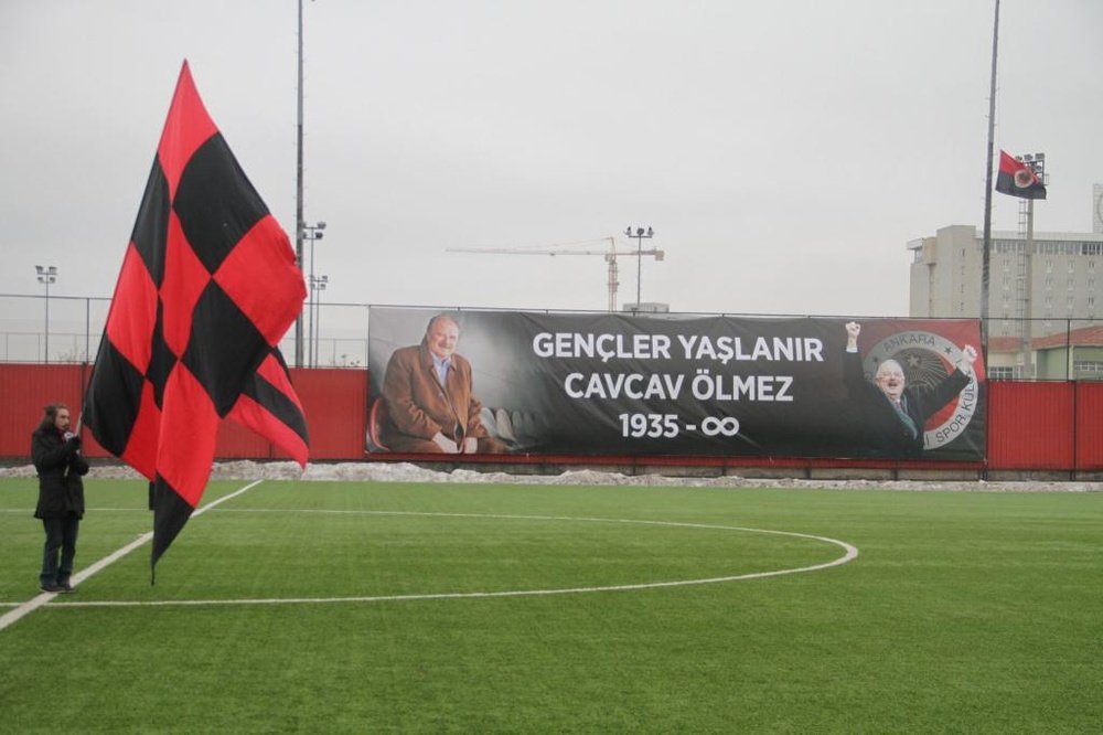 El Gençlerbirligi homenajeó a su presidente fallecido. Kirmizikara