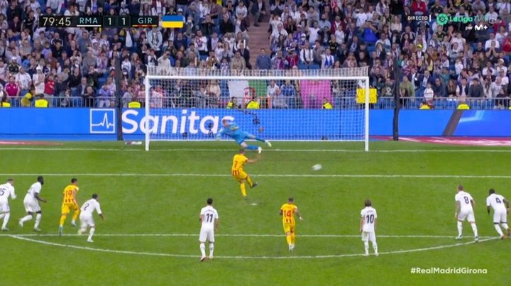 Stuani empató de penalti en un Bernabéu que estalló por la polémica