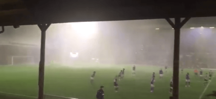 Una intensa lluvia obliga a suspender un partido de la Carabao Cup