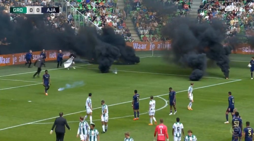 Groningue-Ajax définitivement arrêté face à la colère des supporters. Capture/ESPN
