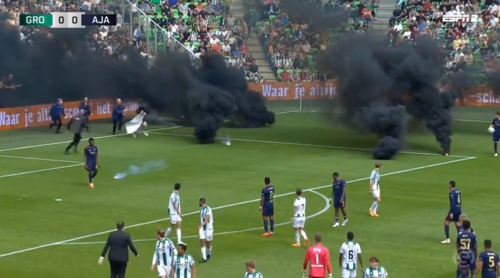 El Groningen-Ajax, suspendido por bengalas. Captura/ESPN