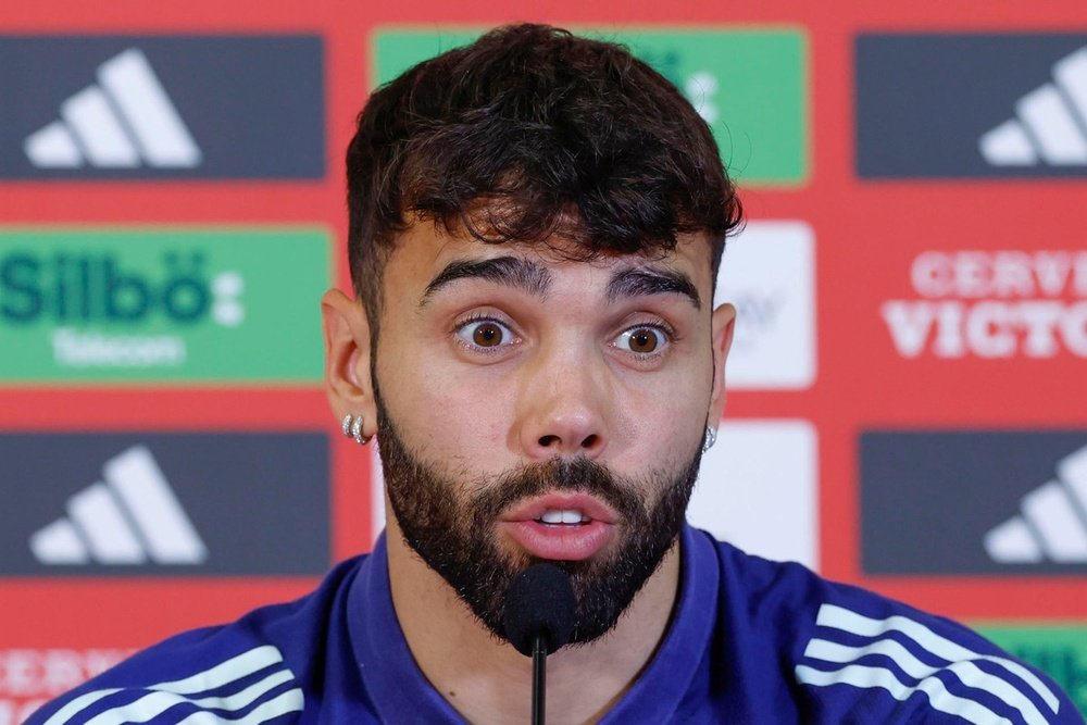 Spain goalkeeper Raya spoke to reporters on Monday. EFE