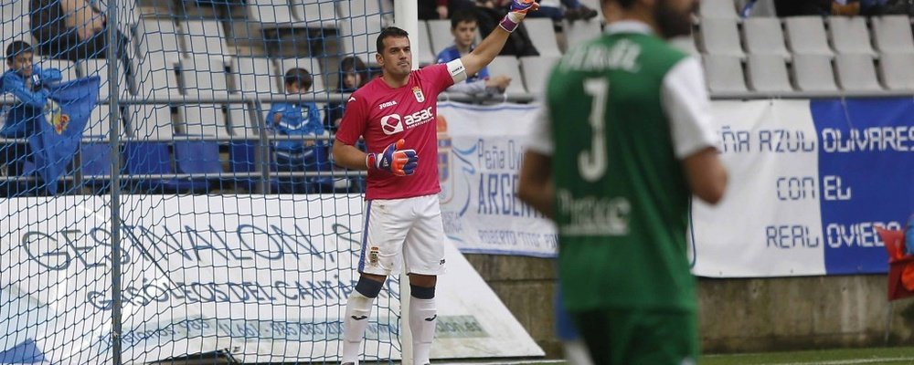 El guardameta del Oviedo, Esteban, ordena a su defensa en un partido. RealOviedo