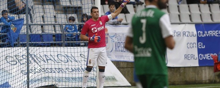 El Oviedo hace oficial la renovación de Esteban