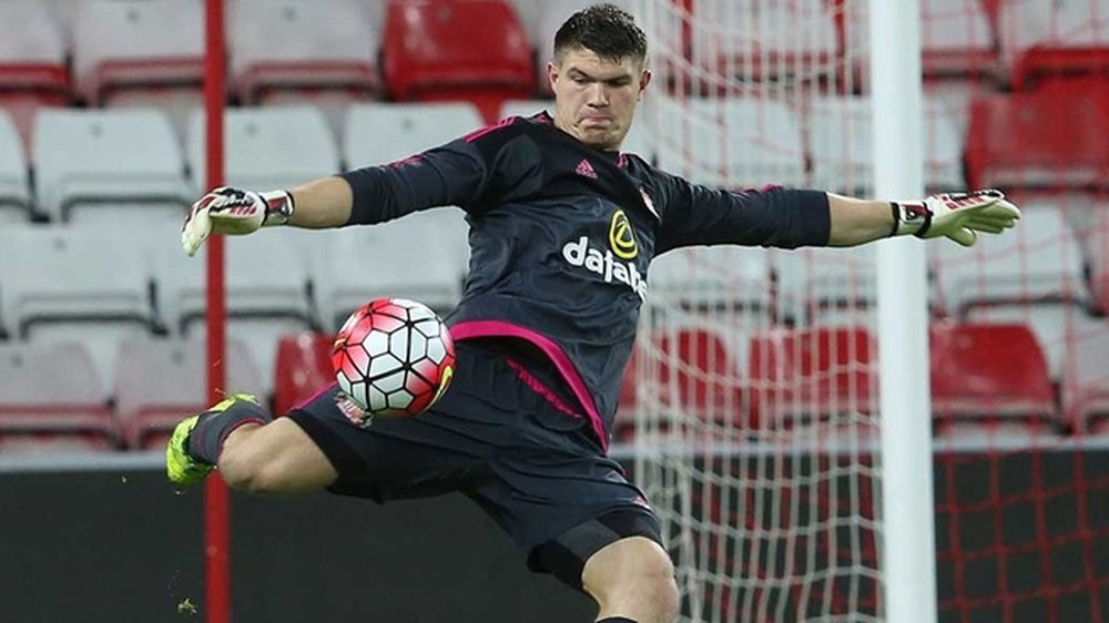 El guardameta polaco del Sunderland, Max Stryjek, se dispone a patear un balón en largo. SAFC