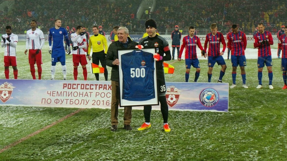 El guardameta ruso Igor Akinfeev fue homenajeado por el CSKA de Moscú en su partido número 500 como futbolista profesional. Twitter/PFC_CSKA_MOSCOW