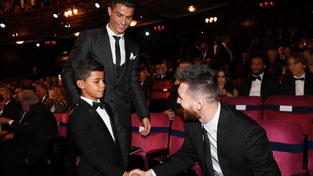 Messi saludó cariñosamente al hijo de Cristiano. EFE