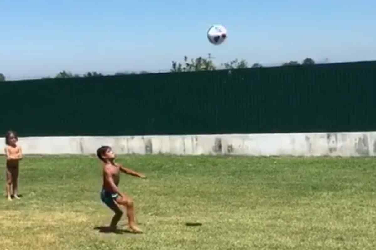 El hijo de Cristiano ya mete goles de chilena