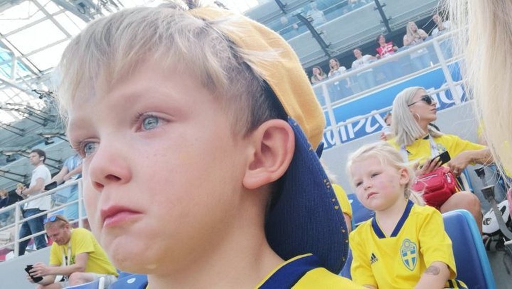 El hijo de Marcus Berg no pudo contener las lágrimas. Instagram/josieswall
