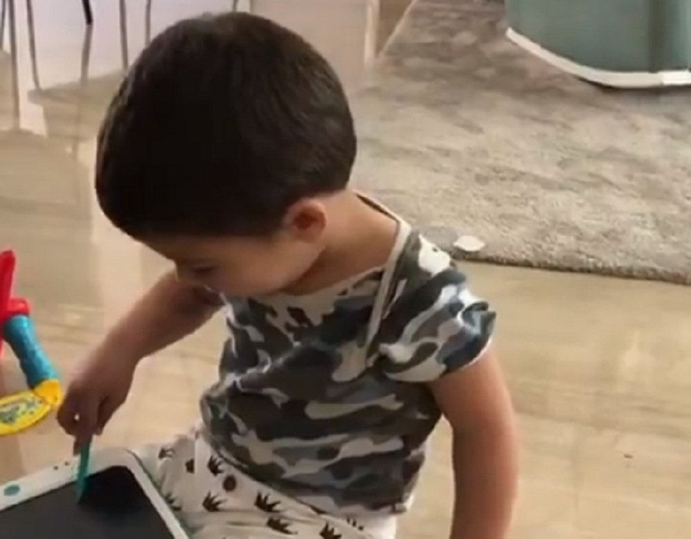 El hijo de Parejo ya se sabe el himno del Valencia. Captura/DaniParejo