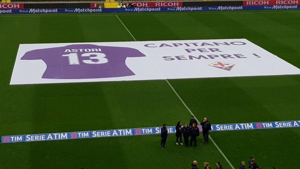 La Fiore volvió al fútbol con homenaje a su capitán. Twitter/Fiorentina