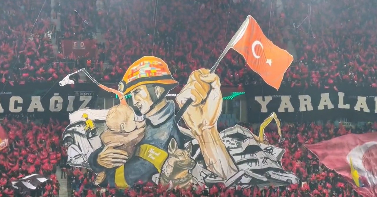 Tributo de la afición del Trabzonspor a los bomberos en Turquía y Siria. Twitter/ÇiftTurnike