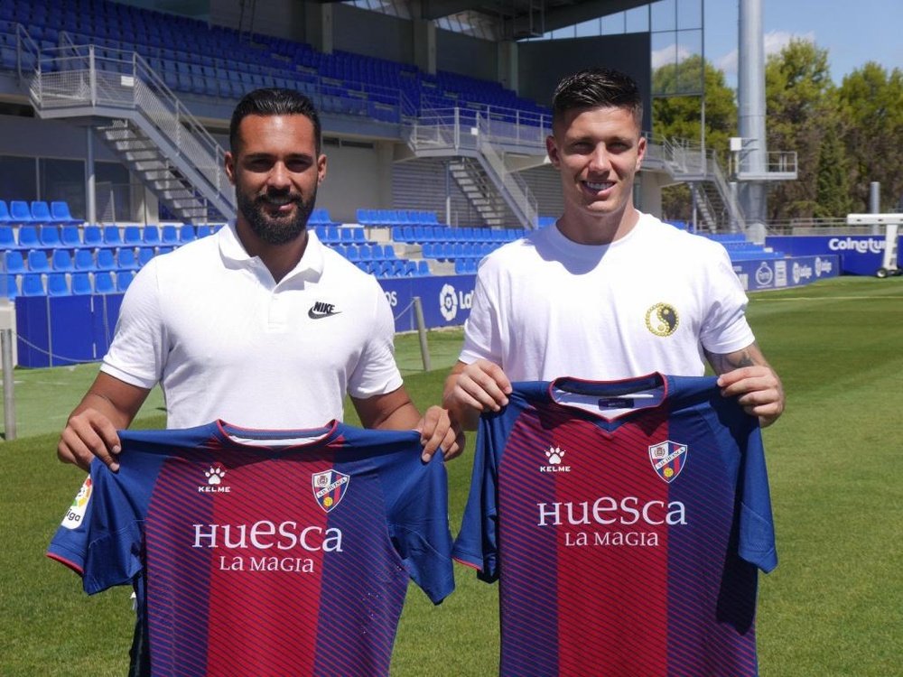 El Huesca presentó a dos de sus nuevas incorporaciones. Twitter/SDHuesca