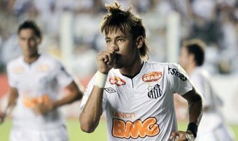PSG's Neymar was present at Santos' Copa Sudamericana match. The Brazilian attacker told 'Globoesporte' that he has the desire to play again soon for the 'Peixe', the club where he started his football career.