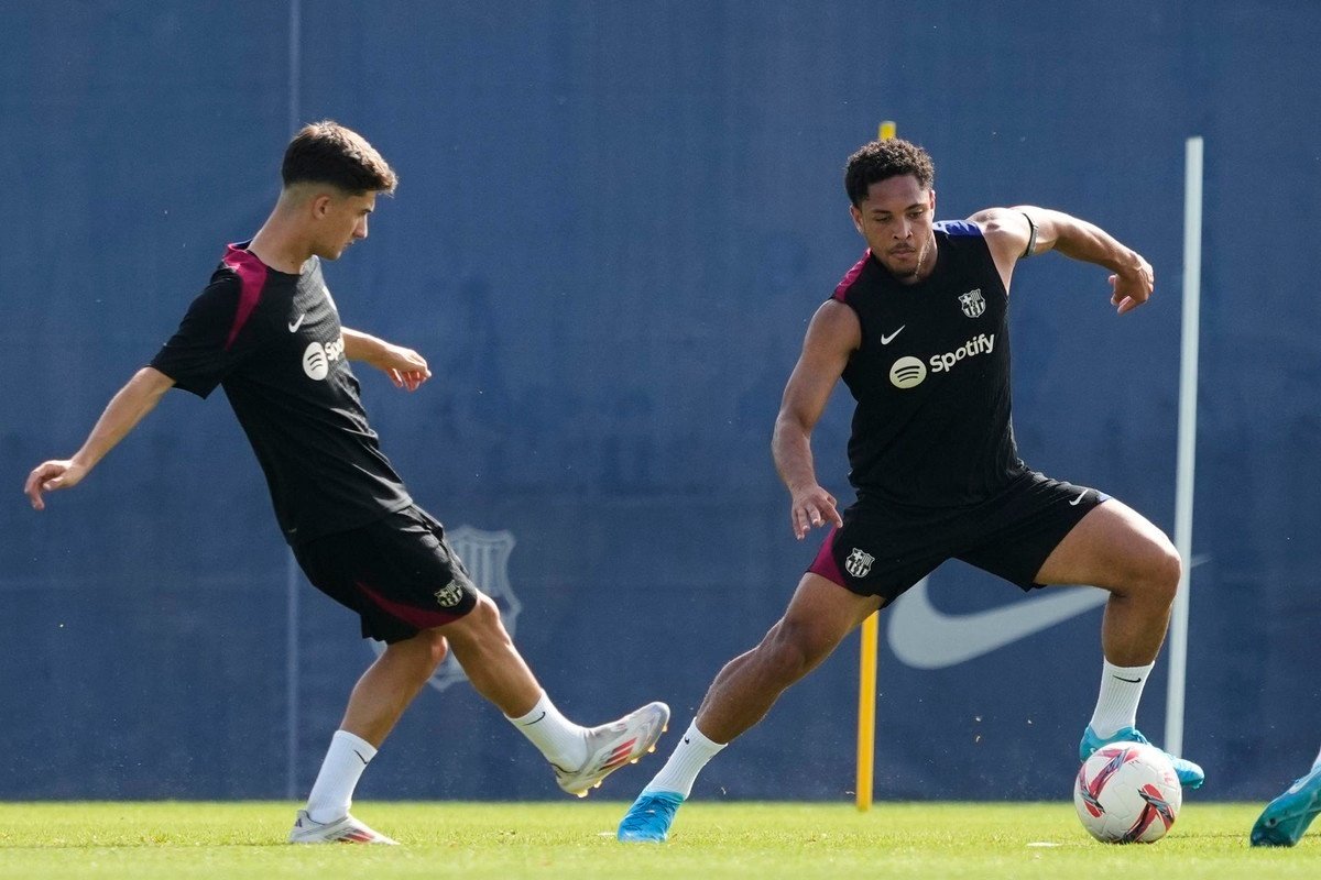 El jugador brasileño del FC Barcelona, Vitor Roque (d), durante la sesión matinal de entrenamiento del primer equipo efectuado este viernes en la Ciudad Deportiva Joan Gamper. EFE/Alejandro García.