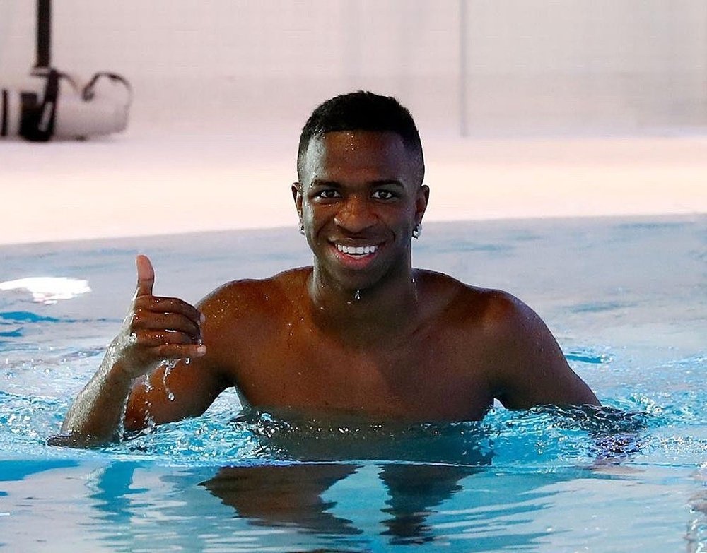 Vinicius sigue con su recuperación en la piscina. Twitter/Vinicius