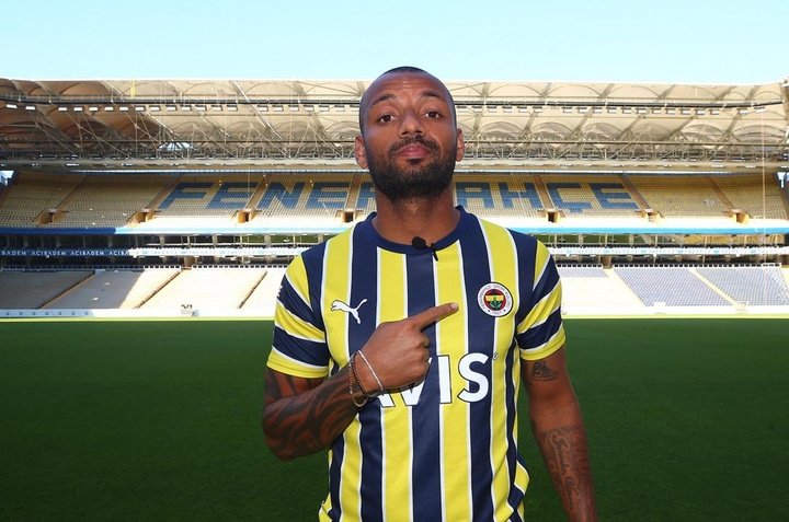 O Fenerbahçe contrata João Pedro até 2025.Fenerbahçe