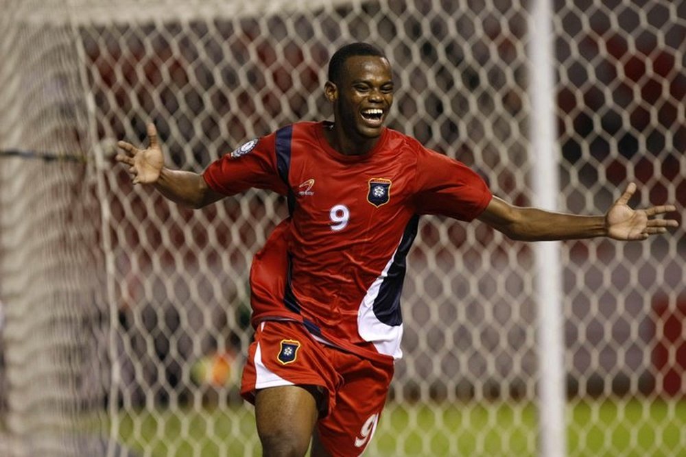 El jugador de Belice, Deon McCaulay, celebra uno de sus dos tantos anotados a República Dominicana en el partido de ida de la anterior ronda eliminatoria. BelizeFootball