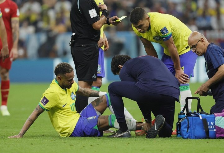 Neymar got injured against Serbia in their first WC game. EFE