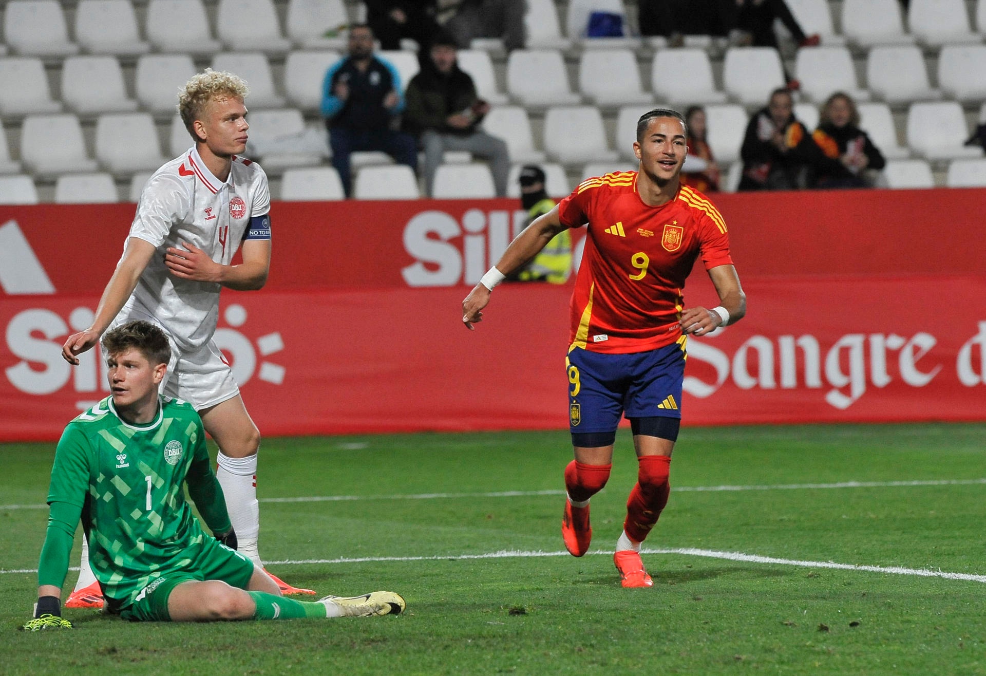 España Sub 21 logró la victoria de forma ajustada ante Dinamarca. EFE/Manu