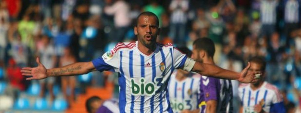 El jugador de la Ponferradina, Yuri, celebra uno de sus tres tantos al Valladolid. SDPonferradina