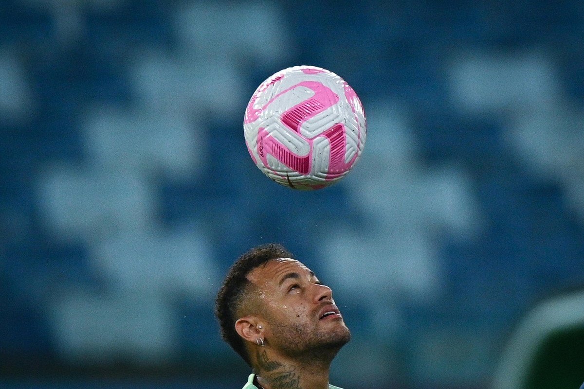 Homem condenado a 17 anos por roubo de bola autografada por Neymar