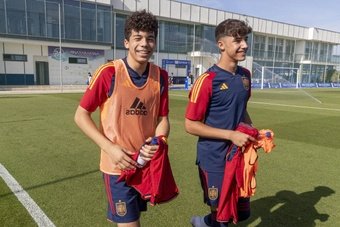 Enzo Alves, delantero de la cantera del Real Madrid y que es hijo del ex jugador blanco Marcelo Vieira, por fin pudo debutar con la Selección España en el choque contra Inglaterra de la Pinatar Arena Supercup. El joven futbolista tuvo minutos y encima 'la Roja' salió campeona.