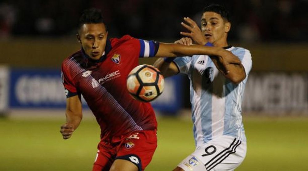 Tucumán ganó 0-1 ante El Nacional gracias al gol de Fernando Zampedri. EFE