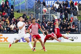 El Olympiacos, en cuestión de 6 minutos', resolvió la final de la Youth League ante el Milan (3-0) para convertirse en el primer equipo heleno que consigue ganar un título continental en cualquier categoría. Bakoulas, el gran protagonista del partido al cerrar todo con una espectacular chilena.