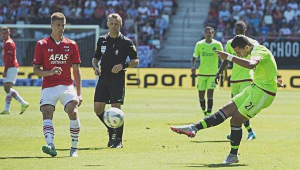 El jugador del Ajax, El Ghazi, chuta a puerta para anotar gol en el partido de la anterior jornada que les enfrentó al AZ Alkmaar. Twitter